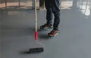 Mengapa Epoxy Lantai Pabrik Krusial untuk Keamanan dan Efisiensi Manufaktur?